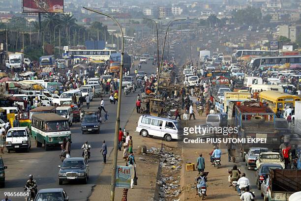 Motorists queue on Onitsha-Asaba highway 07 December 2005 at the burstling Onitsha motor park. Life returned to its usual frenetic pace in eastern...