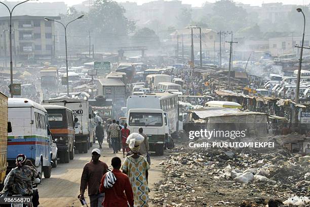 Motorists queue on Onitsha-Asaba highway 07 December 2005 at the burstling Onitsha motor park. Life returned to its usual frenetic pace in eastern...