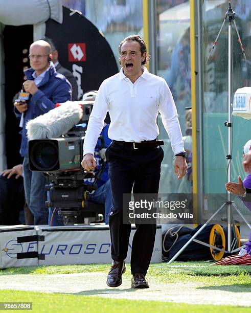 Fiorentina Head Coach Cesare Prandelli shouts instructions during the Serie A match between ACF Fiorentina and AC Chievo Verona at Stadio Artemio...