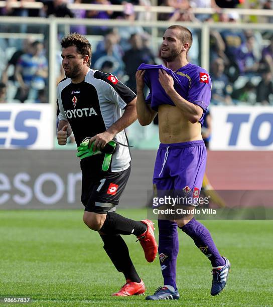 Sebastien Frey and Lorenzo De Silvestri of ACF Fiorentina look dejected during the Serie A match between ACF Fiorentina and AC Chievo Verona at...