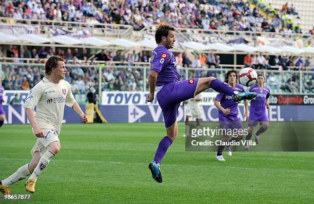 Alberto Gilardino of ACF Fiorentinain action during the Serie A match between ACF Fiorentina and AC Chievo Verona at Stadio Artemio Franchi on April...