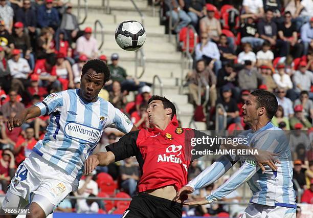Mallorca's forward Aritz Aduriz vies with Malaga's Brazilian defender Rosario 9L0 and Serbian defender Stepanov during their Spanish League football...