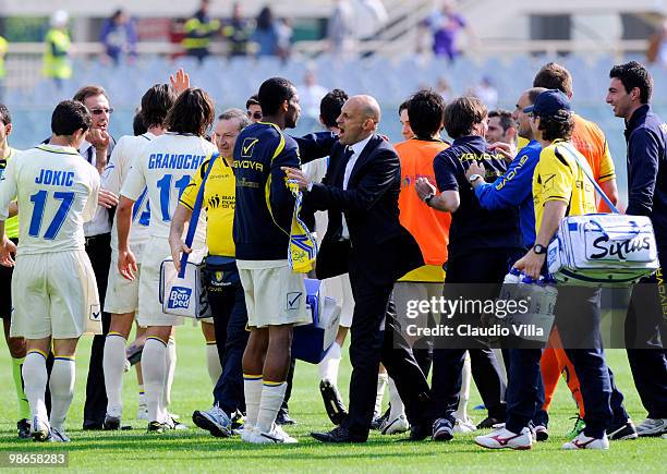 Domenico Di Carlo head coach of Verona celebrates with his players after the Serie A match between ACF Fiorentina and AC Chievo Verona at Stadio...