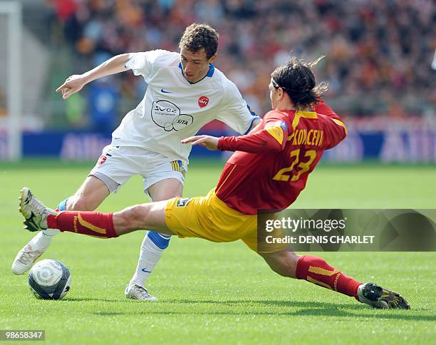 Lens's Serbian midfielder Nenad Kovacenic vies with Valenciennes's French defender David Ducourtioux during the French L1 football match Lens vs...