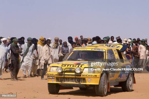 Voiture d'Ari Vatanen lors de l'étape d'Agades à Tahoua du rallye Paris-Dakar le 12 janvier 1987 au Niger.