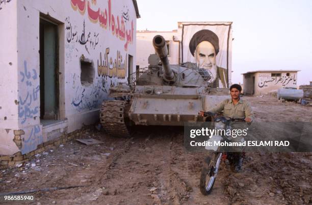 Jeune militaire à moto dans une rue de Foave, village sur la ligne de front en octobre 1986 en Iran.