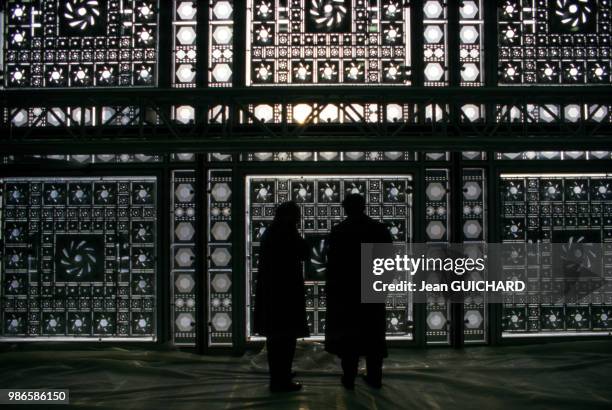 Façade de l'Institut du monde arabe avec ces diaphragmes à Paris le 28 janvier 1987, France.