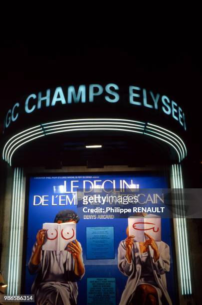 Affiche du film 'Le Déclin de l'Empire Américain' sur les Champs Elysées en février 1987 à Paris, France.
