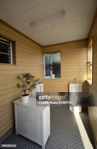 Urinoirs dans les toilettes publiques Japon.