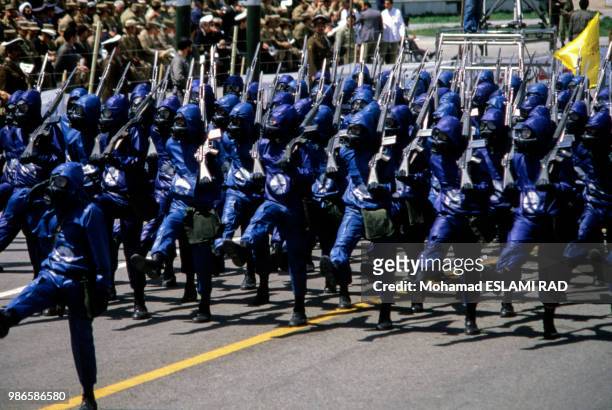 Défilé militaire pour célébrer le jour de l'armée à Téhéran en avril 1986, Iran.