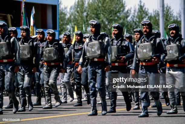 Défilé militaire pour célébrer le jour de l'armée à Téhéran en avril 1986, Iran.