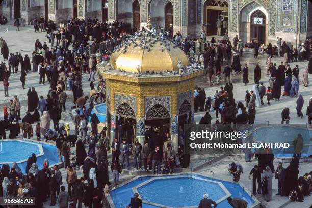Fidèles le jour de prêche dans la mosquée de l'Imam Reza à Mechhed en juillet 1986, Iran.