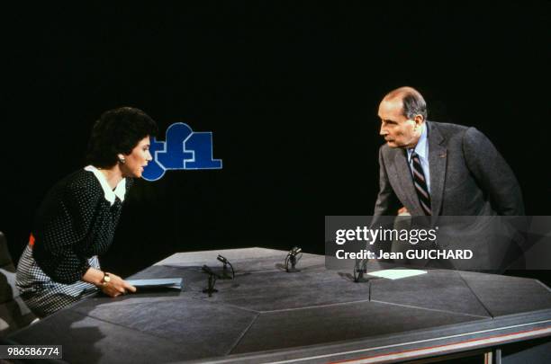 François Mitterrand interviewé par Anne Sinclair sur le plateau de l'émission 7/7 sur TF1 à Paris le 29 mars 1987, France.