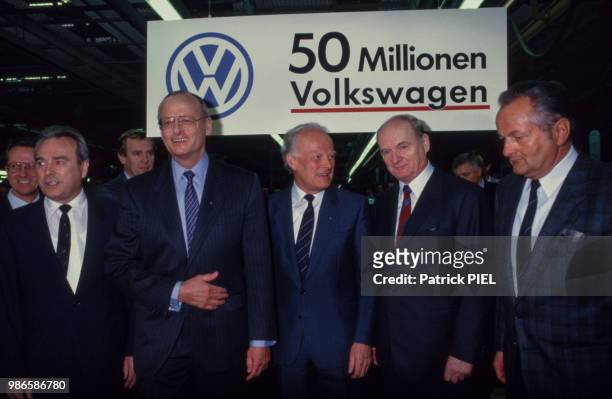 Carl Hahn, pdg de Volkswagen, lors de la sortie de la 50 000 000ème voiture de la marque à Wolfburg le 23 mars 1987, Allemagne.