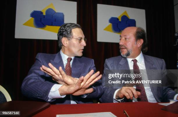 Patrick Le Lay et Hervé Bourges lors d'une conférence de presse de TF1 à Paris le 6 avril 1987, France.