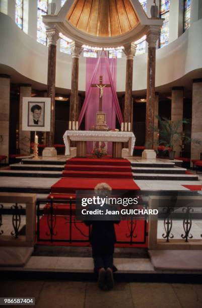 Un jeune garçon prie dans une église devant le portrait de Jerzy Popie?uszko, prêtre catholique polonais assassiné en 1984, Varsovie le 10 avril...