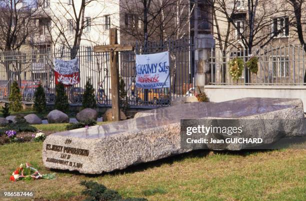 Tombe de Jerzy Popie?uszko, prêtre catholique polonais assassiné en 1984, Varsovie le 10 avril 1987, Pologne.