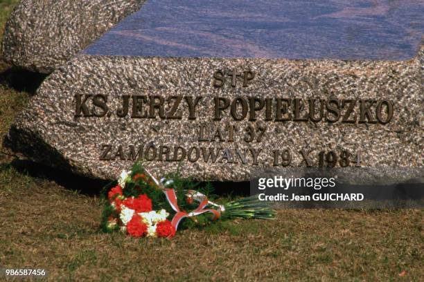 Tombe de Jerzy Popie?uszko, prêtre catholique polonais assassiné en 1984, Varsovie le 10 avril 1987, Pologne.