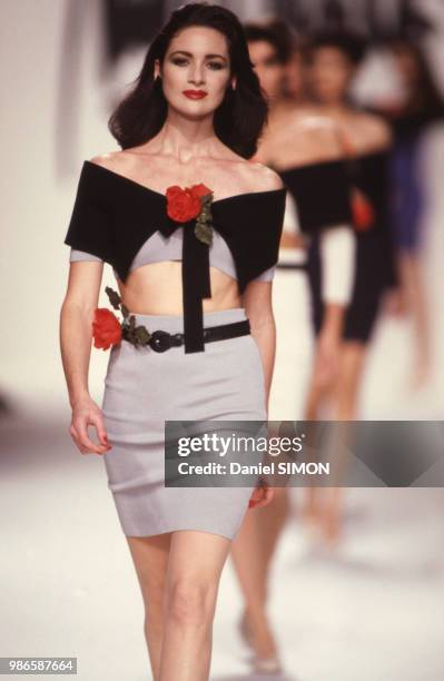 Défilé Angelo Tarlazzi, Prêt-à-Porter, collection Printemps/été 1998 à Paris le 17 octobre 1987, France.