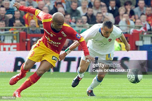 Lens's French midfielder Romain Sartre vies with Valenciennes's midfielder Foued Kadir during the French L1 football match Lens vs. Valenciennes on...