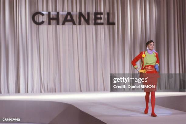 Ines de la Fressange lors du défilé Chanel, Haute-Couture, collection Printemps-été 1989 à Paris le 24 janvier 1989, France.