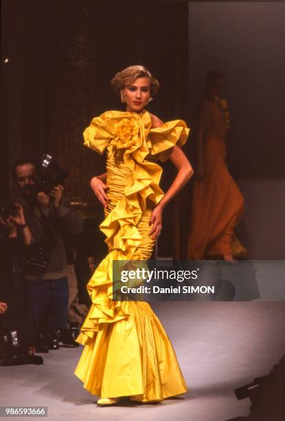 Défilé Hanae Mori, Haute-Couture, collection Printemps-été 1989 à Paris le 22 janvier 1989, France.