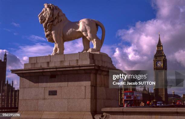 Statue de lion devant le Parlement de Londres en 1989, Grande-Bretagne.