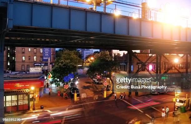 view of elevated railway in jackson heights, queens, new york city, usa - queens stockfoto's en -beelden