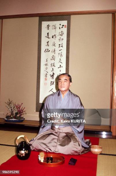 Yasuhiro Nakasone lors d'une cérémonie du thé le 27 décembre 1986 à Tokyo, Japon.