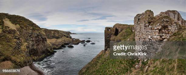 findlater castle, near sandend, scotland - グランピアン地方 ストックフォトと画像