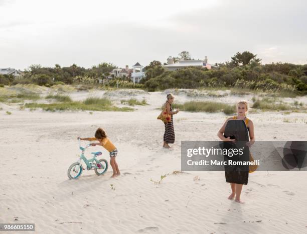 family walking to the beach - marc romanelli stock pictures, royalty-free photos & images