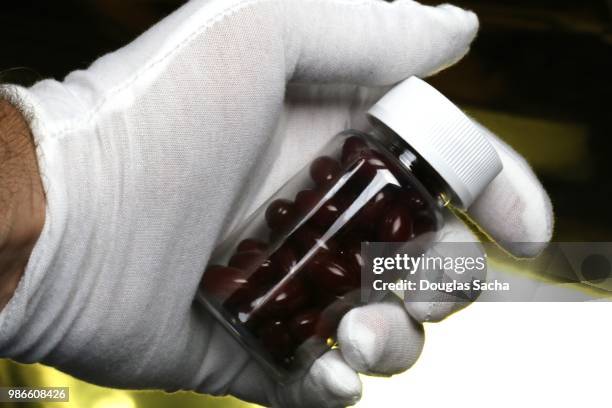 pharmacy technician prepares medication for patient - medicare prescription drug plan stock pictures, royalty-free photos & images