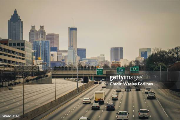 dreary downtown atlanta - atlanta skyline car stock pictures, royalty-free photos & images