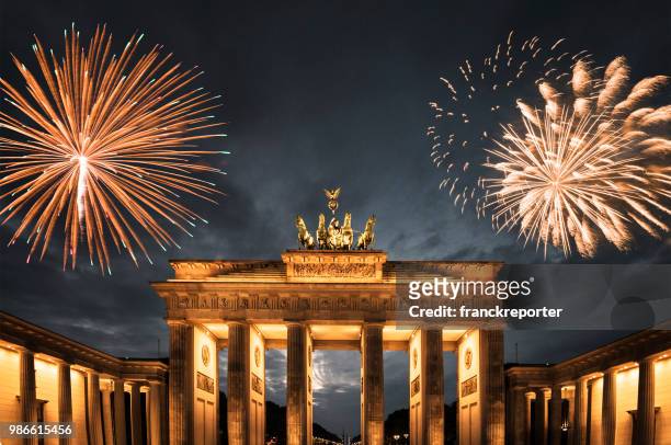 feuerwerk in deutschland für das neue jahr - new years eve 2019 stock-fotos und bilder