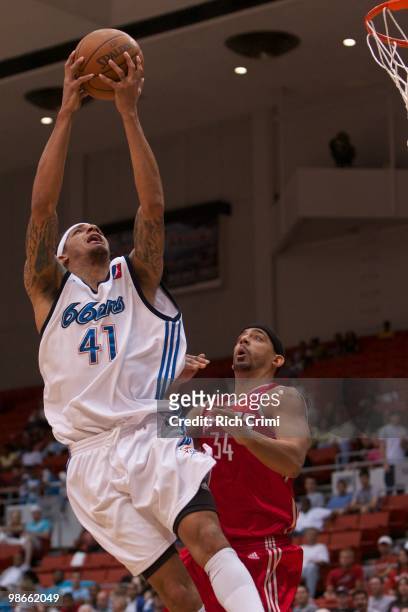 Deron Washington of the Tulsa 66ers drives to the basket against Rich Melzer of the Rio Grande Valley Vipers as the Rio Grande Valley Vipers play the...