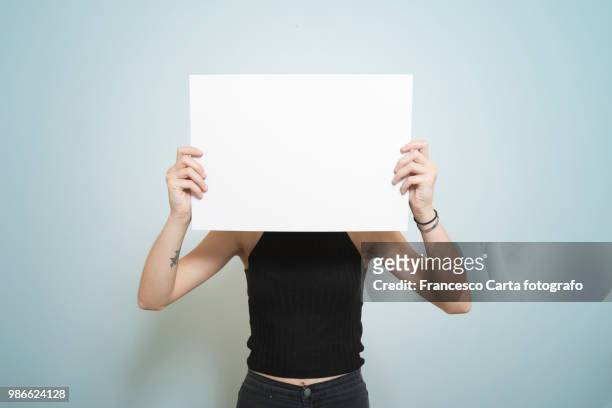 blank placard - placard stockfoto's en -beelden