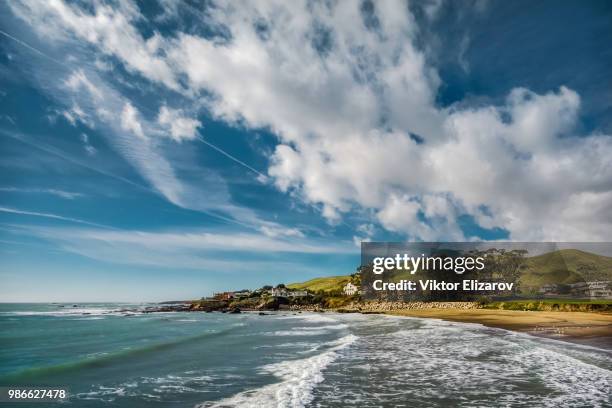 cayucos state beach clouds (california) - cayucos stockfoto's en -beelden