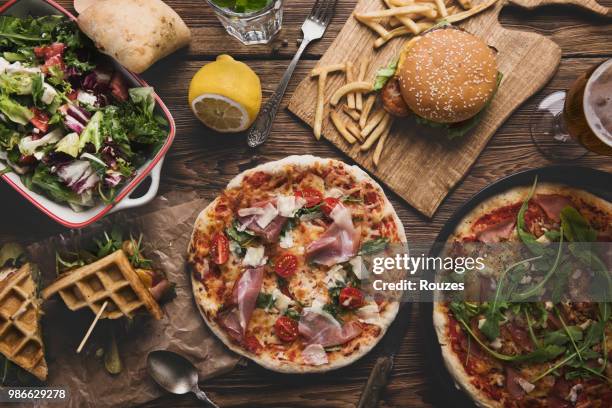 fast-food auf alten hölzernen hintergrund. - american pizza stock-fotos und bilder