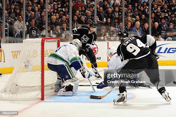 Michal Handzus of the Los Angeles Kings tries to make the pass to teammate Ryan Smyth in front of Roberto Luongo of the Vancouver Canucks in Game Six...