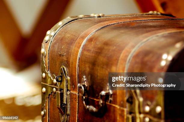 brown wooden chest - schatkist stockfoto's en -beelden