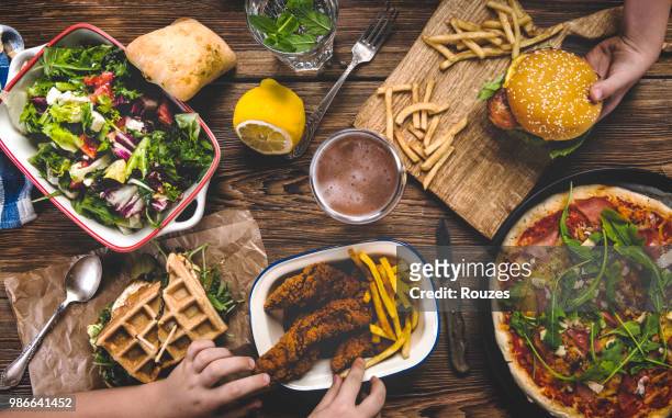 genieten van diner - taking america to lunch stockfoto's en -beelden