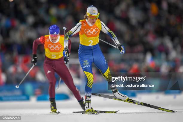 Südkorea, Pyeongchang: Olympia, Langlauf, 4x5 km Staffel, Damen, Alpensia-Skilanglauf-Zentrum: Ebba Andersson aus Schweden und Anastassija Sedowa vom...