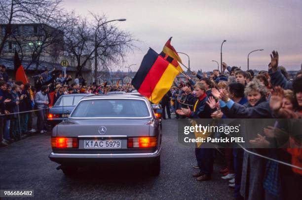 Manifestation lors d'un sommet entre Helmut Kolh et Hans Modrow le 19 décembre 1989 à Dresde, Allemagne.