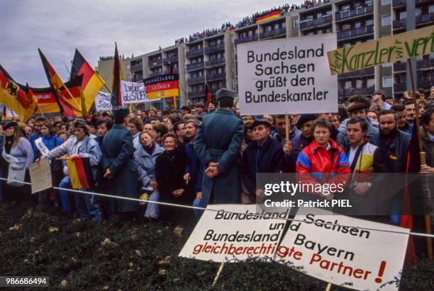 Manifestation lors d'un sommet entre Helmut Kolh et Hans Modrow le 19 décembre 1989 à Dresde, Allemagne.