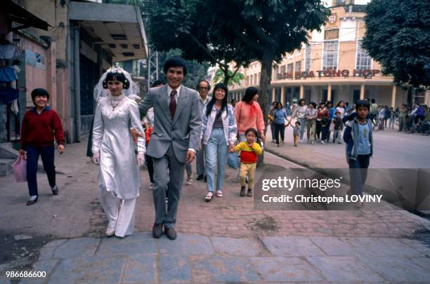 Couple de jeunes mariés dans une rue de Hô-Chi-Minh-Ville en octobre 1989, Viet nam.