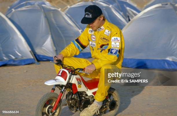 Ari Vatanen sur une petite moto sur un bivouac lors du Paris-Dakar au Niger le 30 décembre 1989, France.