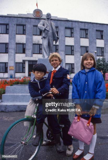 Enfants dans une rue de Ioujno-Sakhalinsk sur l'Île de Sakhaline en septembre 1989, Russie.