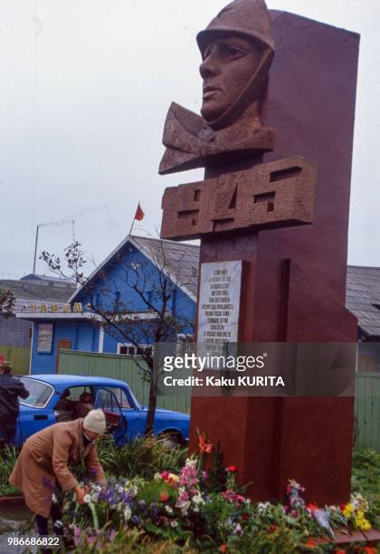 Monument célébrant la libération de l'Île de Sakhaline par les soviétiques à Ioujno-Sakhalinsk en septembre 1989, Russie.