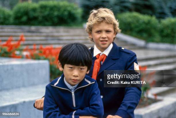Enfants dans une rue de Ioujno-Sakhalinsk sur l'Île de Sakhaline en septembre 1989, Russie.