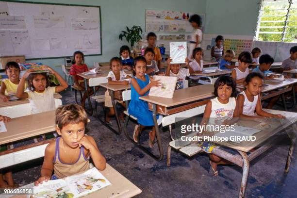 Ecoliers dans une salle de classe à Papeete en octobre 1989, France.